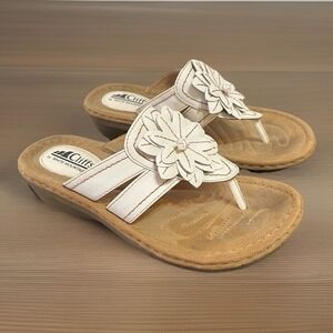 Cliffs by White Mountain Cupcake Sandals 7.5M 3D Flower White Thong Slides